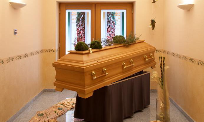 Abschiedsraum mit aufgebahrtem Sarg bei Voss Bestattungen in Paderborn